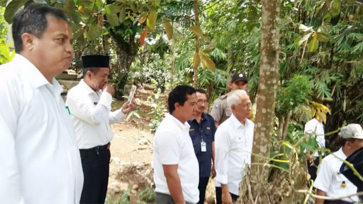 Wakil Bupati Tinjau Pondasi Jembatan Yang Ambruk ‎ ‎