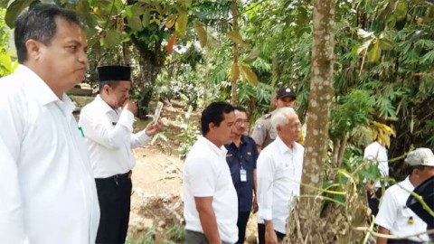 Wakil Bupati Tinjau Pondasi Jembatan Yang Ambruk ‎ ‎
