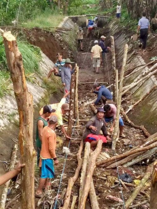 Masyarakat Tiga Desa Bangun Irigasi Darurat