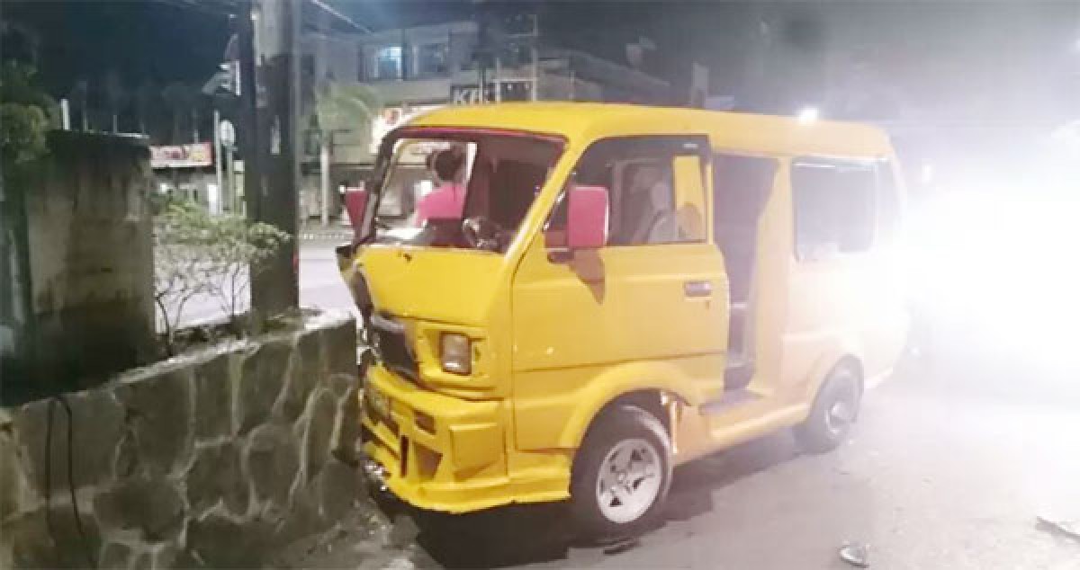 Angkot Seruduk Pembatas Jalan
