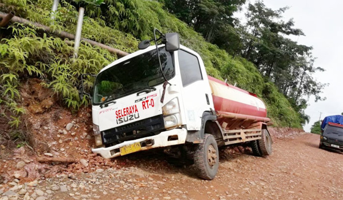 Truk Tangki Terperosok ke Siring