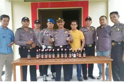 Polsek Kota Padang Sita Puluhan Botol Miras