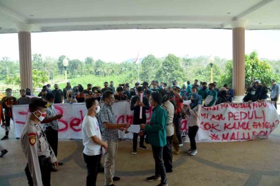 Skorsing 9 Mahasiswa Dinilai Ciderai Demokrasi