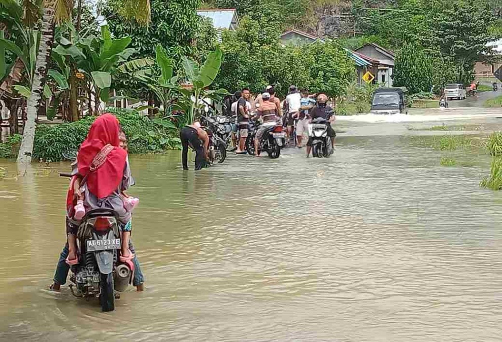 Jalan Penghubung Desa Srimulyo Terendam Banjir