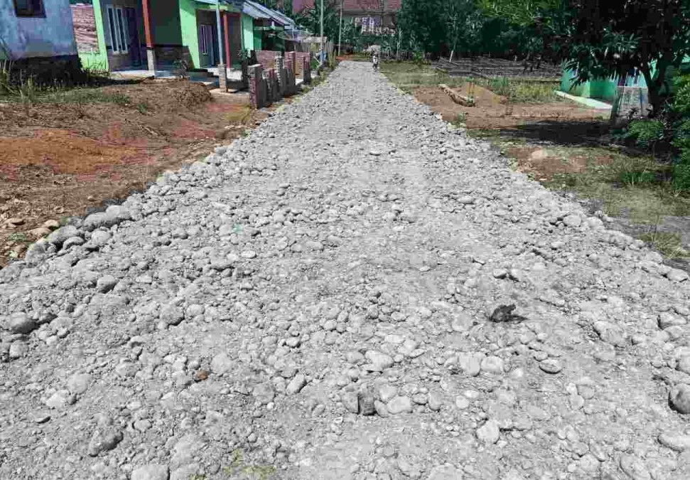 Pengoralan Jalan Desa Muara Beliti Baru Menuai Kritik