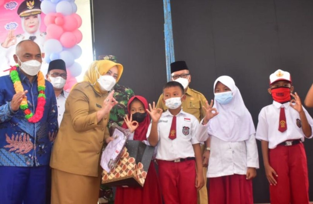Pemkab Mura Launching Bantuan Seragam Gratis