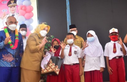 Pemkab Mura Launching Bantuan Seragam Gratis