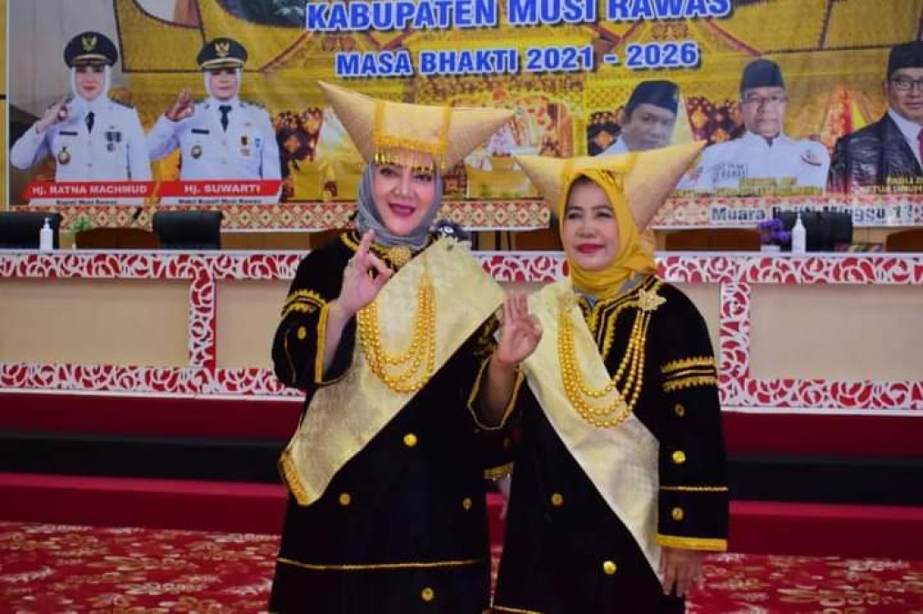 Hj. Ratna Machmud Dinobatkan Sebagai Bundo Kanduang IKM Mura