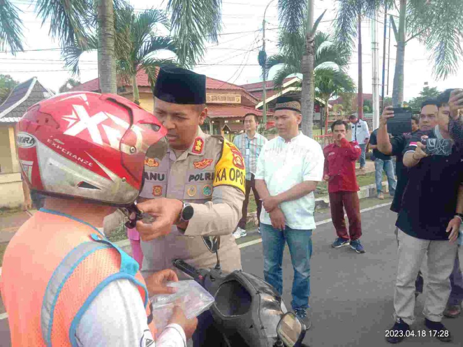 Kapolres Musi Rawas Ajak Pekerja Media Bagikan Takjil