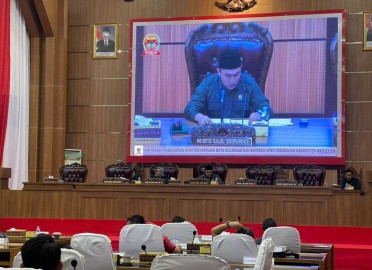Paripurna Mendengarkan Penyampaian Nota Keuangan dan Raperda APBD-P Mura Tahun Anggaran 2023