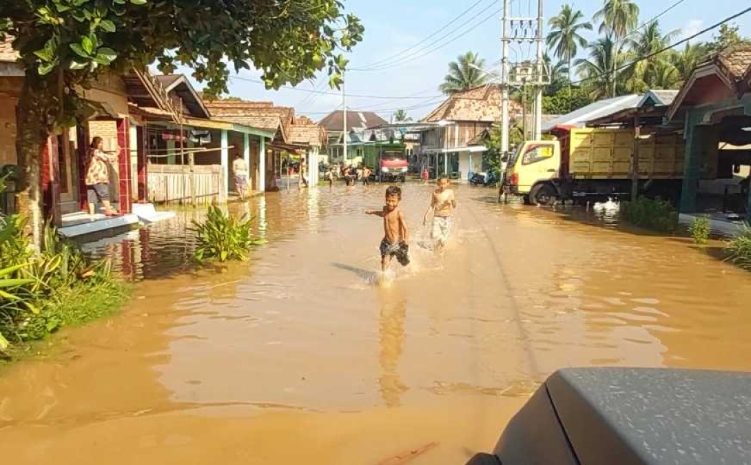 Camat Selangit dan BPBD Tinjau Lokasi Banjir