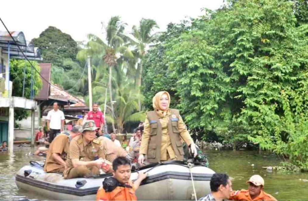 Ratna Machmud Meninjau Lokasi Bencana dan Warga Terdampak Banjir