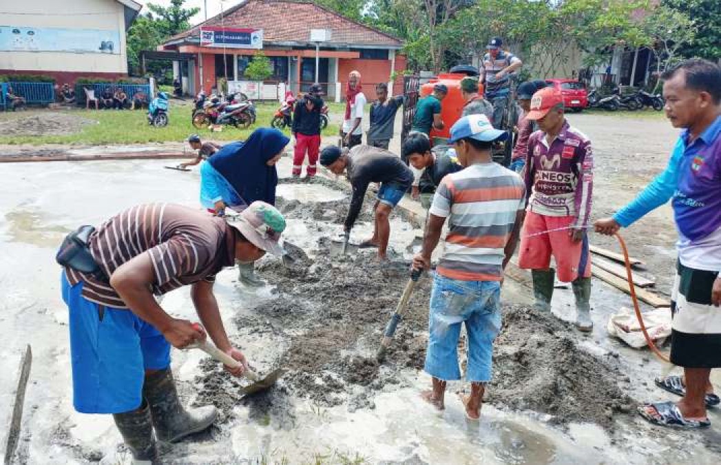 Tingkatkan Keswadayaan dan Semangat Gotong Royong Bangun Lapangan Serbaguna