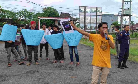 Puluhan Massa Geruduk Kantor KPU Kabupaten Musi Rawas