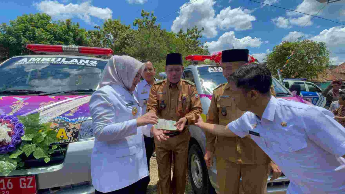 Hj. Ratna Mahcmud Didampingi Kadinkes Mura Serahkan Bantuan Ambulance Untuk Desa Remayu dan Air Beliti