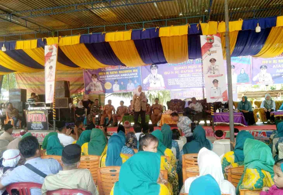 Antusias Masyarakat TPK Sambut Kedatangan Bupati Hj Ratna Machmud