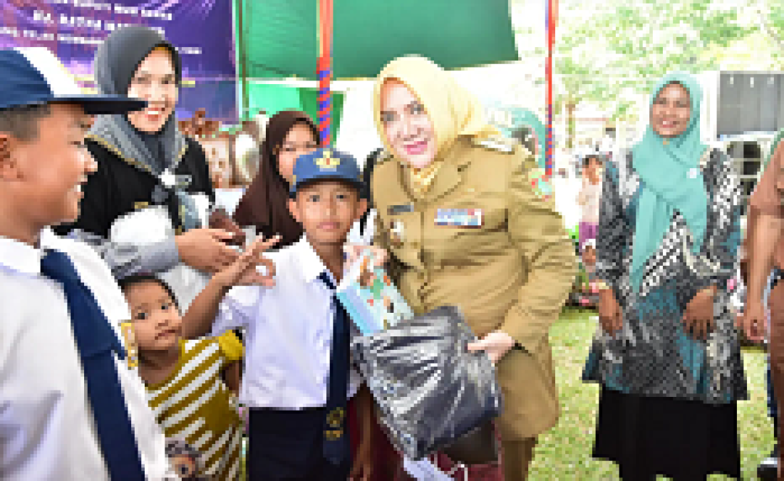 Ratna Machmud Serahkan Bantuan Seragam Sekolah dan Mobil Ambulance Untuk Desa Trijaya