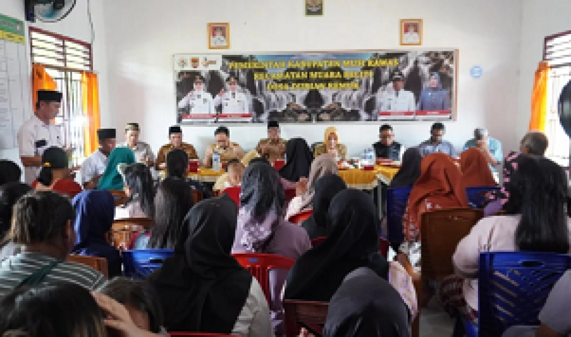 Hj. Ratna Machmud Serahkan Bantuan CSR 1 Unit Trafo 50 KVA