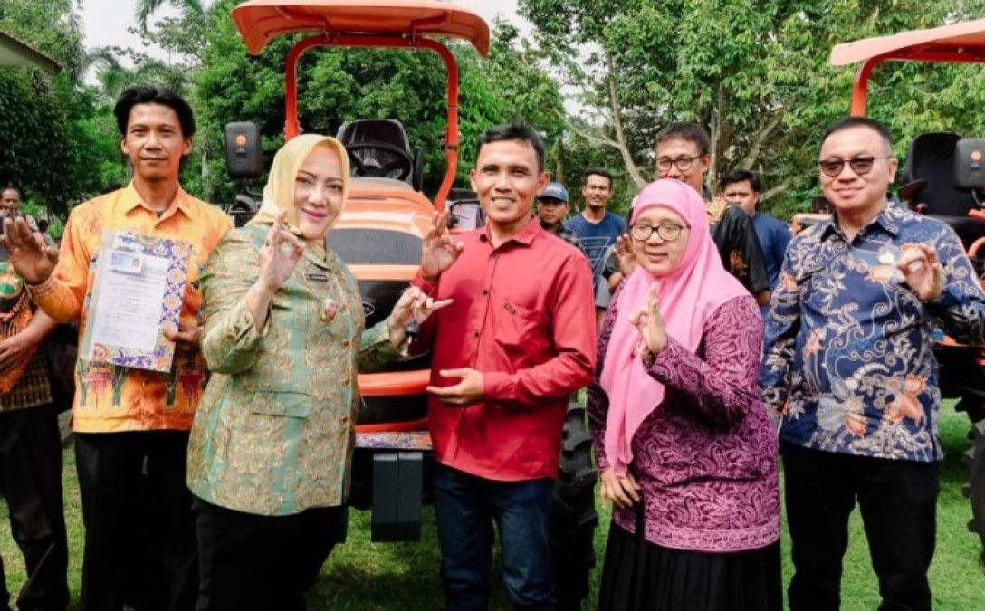Bupati Musi Rawas Serahkan Alsintan Untuk Kelompok Tani