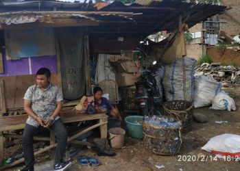 Mengais Rezeki Di Tumpukan Sampah