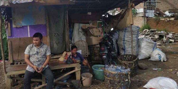 Mengais Rezeki Di Tumpukan Sampah