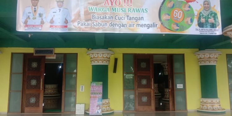 Covid-19, Jemaah Tetap Sholat Jumat