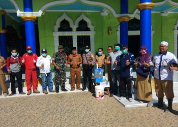 Cegah Covid-19, Kecamatan Selangit Lakukan Penyemprotan Disinfektan
