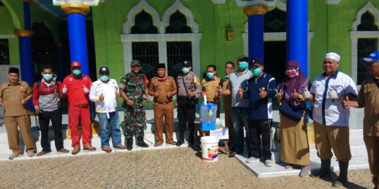 Cegah Covid-19, Kecamatan Selangit Lakukan Penyemprotan Disinfektan