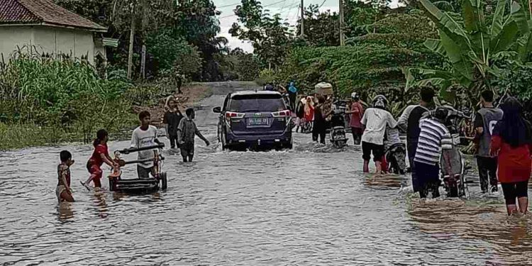 Diguyur Hujan Semalaman, Jalan Penghubung Kecamatan Terendam Banjir
