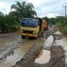 Jalan Penghubung Desa Rusak Parah