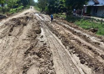 Jalan Rusak Parah, Halaman Rumah Warga Jadi Alternatif