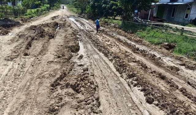 Jalan Rusak Parah, Halaman Rumah Warga Jadi Alternatif