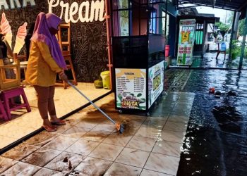 Saluran Irigasi Meluap, Pedagang Mengeluh