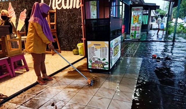 Saluran Irigasi Meluap, Pedagang Mengeluh