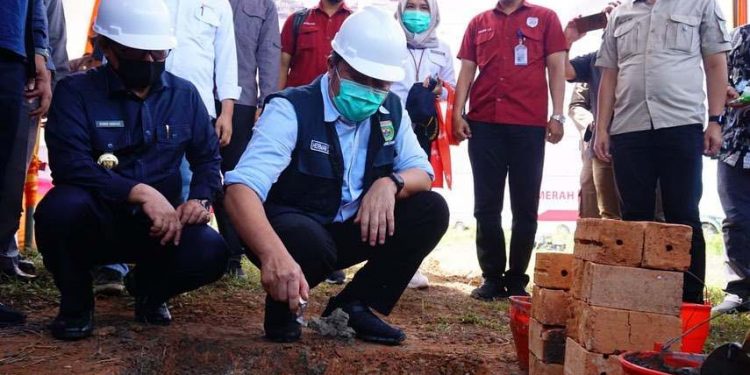Syarif Hidayat Dampingi Gubernur Sumsel Lakukan Peletakan Batu Pertama Stadion Mini