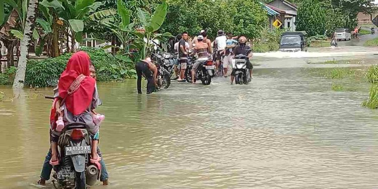 Jalan Penghubung Desa Srimulyo Terendam Banjir