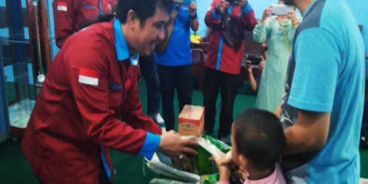 Peringati HUT, PD IWO Prabumulih Distribusikan Paket Sembako