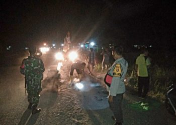 Antisipasi Kecelakaan, Bhabinkamtibmas, Bhabinsa dan Warga Perbaiki Jalan