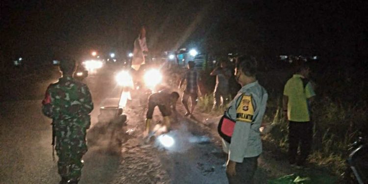 Antisipasi Kecelakaan, Bhabinkamtibmas, Bhabinsa dan Warga Perbaiki Jalan