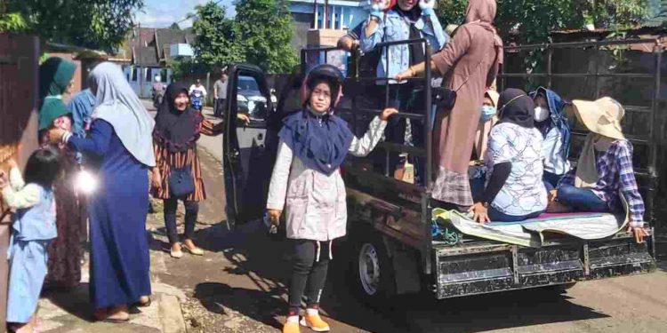 Dasawisma Kelurahan Kenanga Peduli Korban Banjir