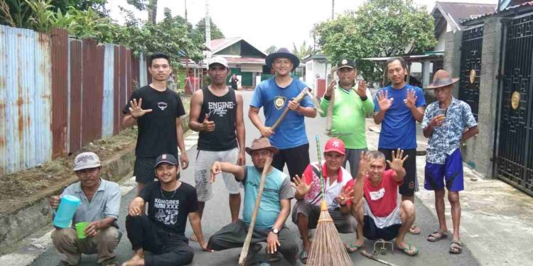 Cegah DBD, Warga RT 09 dan RT 11 Kelurahan Kenanga Gotong Royong Bersihkan Lingkungan