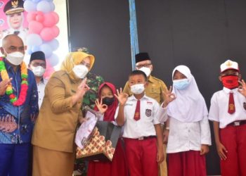 Pemkab Mura Launching Bantuan Seragam Gratis