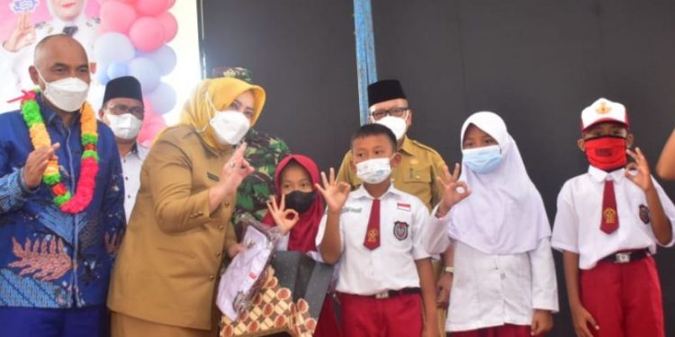 Pemkab Mura Launching Bantuan Seragam Gratis