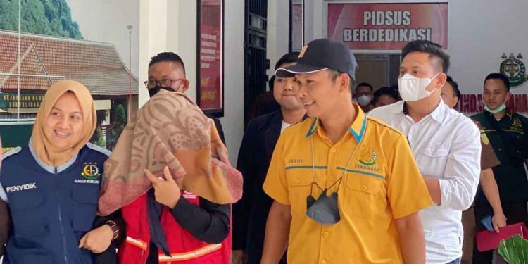 Ditetapkan Tersangka, Lima Orang Bawaslu Muratara Langsung Ditahan