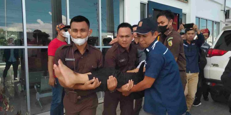 Hendak Di Periksa, Mantan Korsek Bawaslu Muratara Pingsan