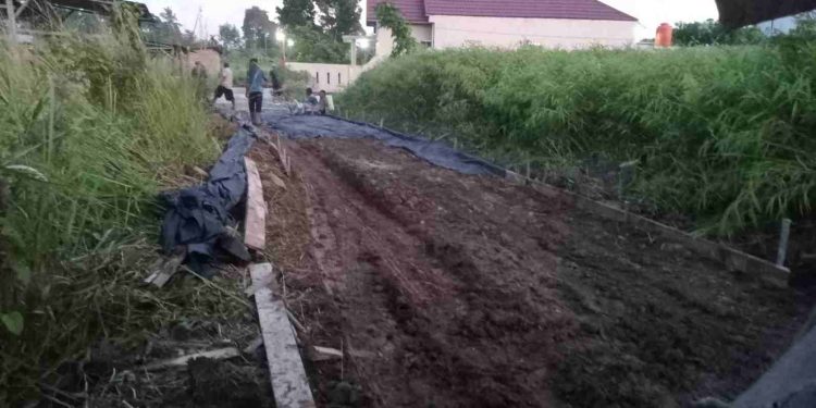 Peningkatan Jalan RT 21 Diduga Tanpa Pemadatan