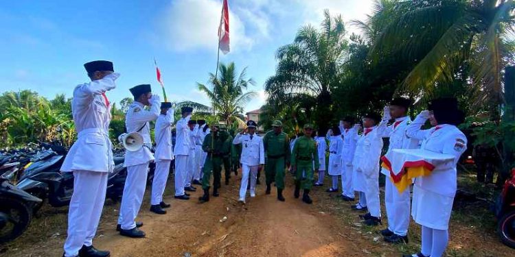 Upacara HUT RI, Kades Suka Makmur Jalan Kaki 500 Meter