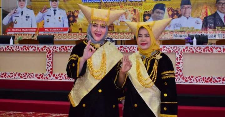 Hj. Ratna Machmud Dinobatkan Sebagai Bundo Kanduang IKM Mura