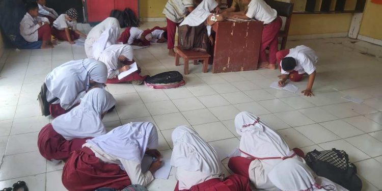 Siswa SDN Pangakalan Belajar di Lantai