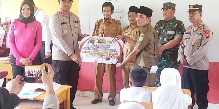 Peduli Dunia Pendidikan, Kapolda Sumsel Salurkan Bantuan Untuk SD Negeri Pangkalan